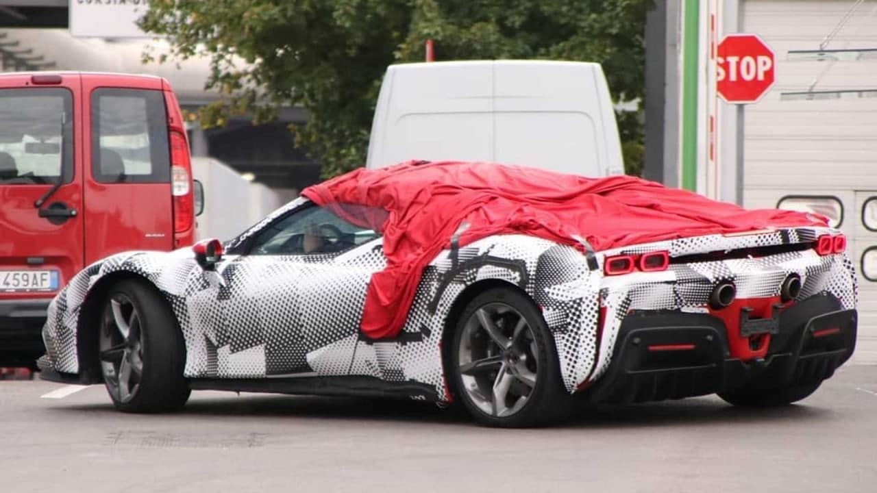 戴着红色帽子的法拉利SF90 Stradale Spider Spied