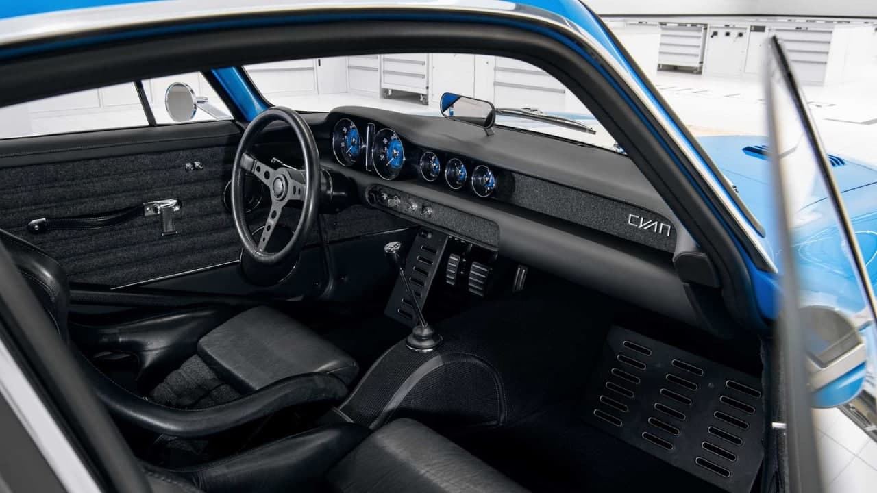 沃尔沃P1800青色揭示了其华丽的发动机舱，简约的内饰