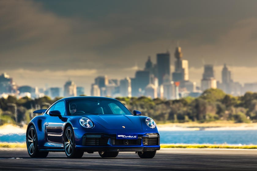 观看保时捷911 Turbo S在机场跑道上以186英里每小时的速度行驶