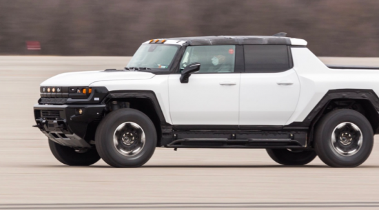 GMC Hummer EV原型在通用汽车试验场进行测试