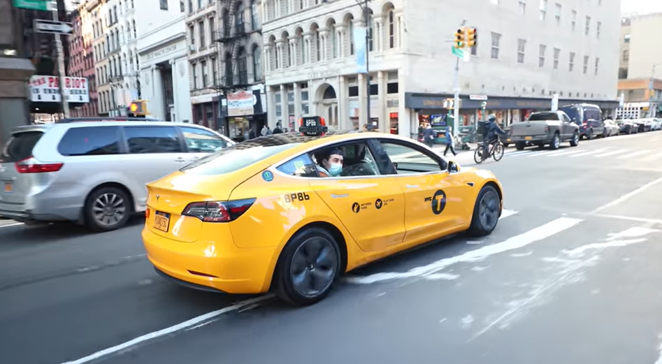 在纽约的第一辆特斯拉Model 3黄色出租车上兜风
