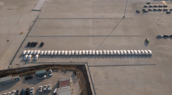 无人机视频显示，特斯拉Model Y在中国的千兆工厂开始生产