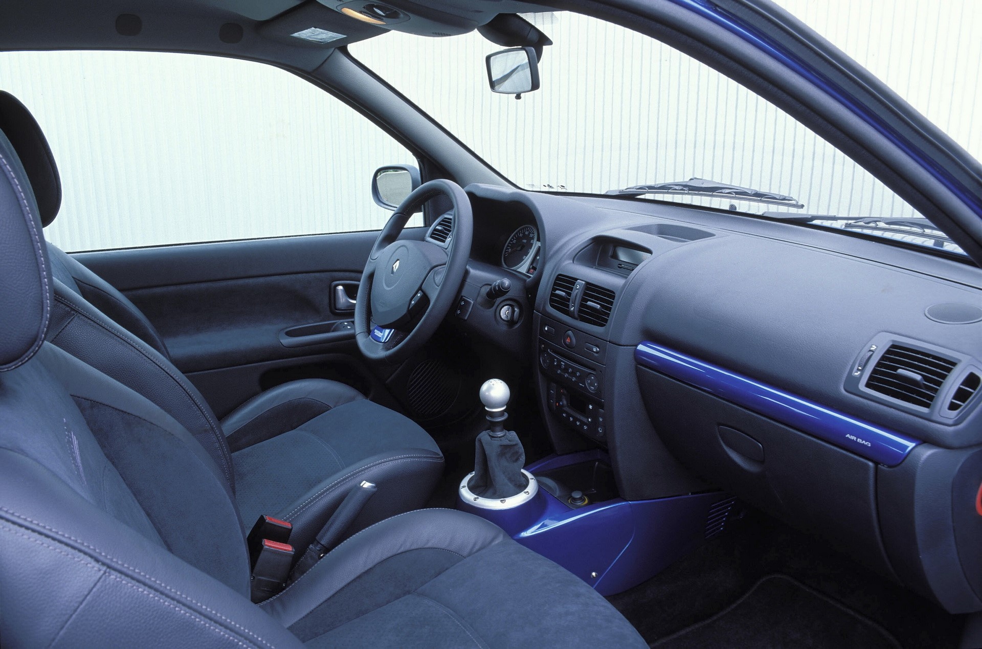 雷诺Clio V6：中置引擎，后轮驱动超级舱口盖达到20