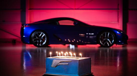 观看雷克萨斯LFA从生日蛋糕上吹掉10支蜡烛
