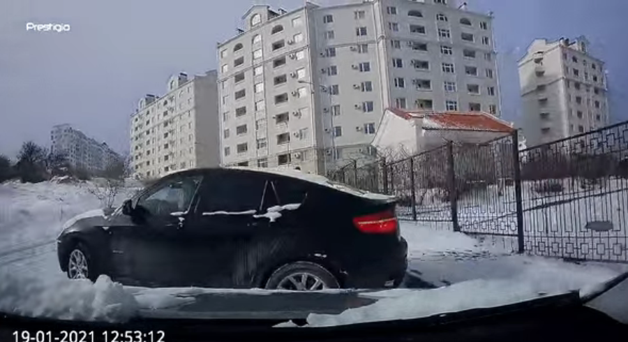 俄罗斯思维敏捷的驾驶员避免被宝马X6打滑撞到