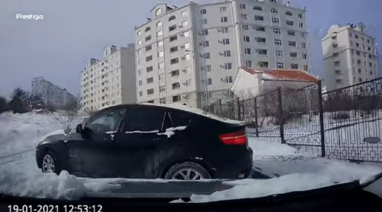 俄罗斯思维敏捷的驾驶员避免被宝马X6打滑撞到