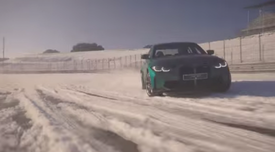 观看新的宝马M3漂移，如冠军般在雪覆盖的Jarama赛道周围