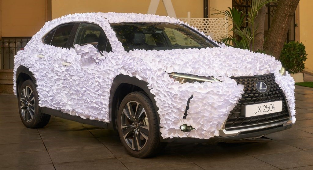 不要有任何想法，但雷克萨斯UX艺术汽车获奖者被成千上万的纸花瓣覆盖