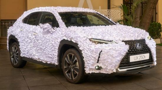 不要有任何想法，但雷克萨斯UX艺术汽车获奖者被成千上万的纸花瓣覆盖