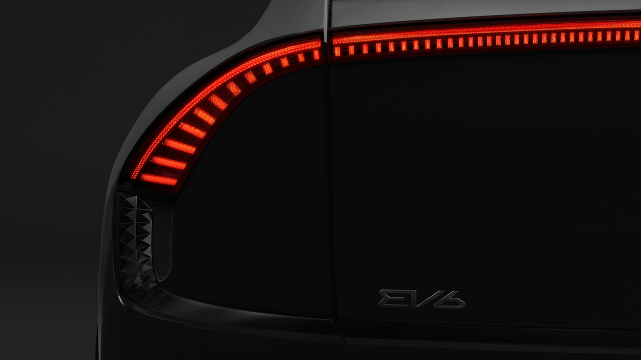 起亚推出EV6全电动跨界车，新起亚Stinger将于3月16日首发