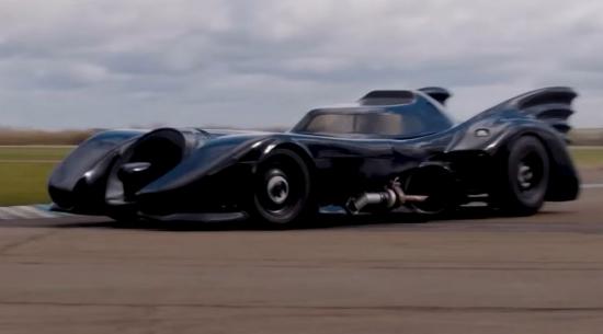 你必须像蝙蝠侠一样勇敢地驾驶蒂姆·伯顿时代的蝙蝠车