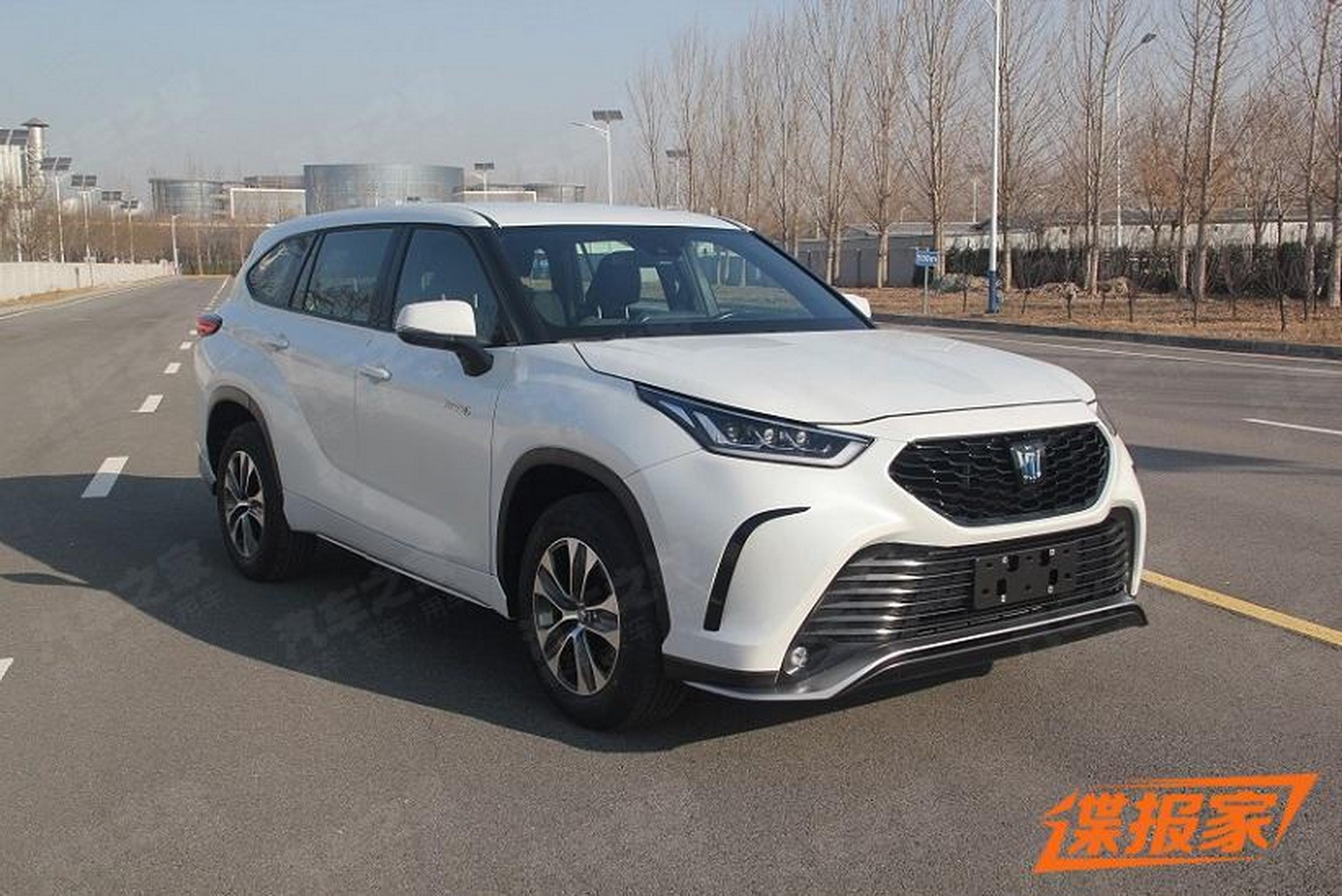 传闻2022年丰田皇冠SUV在正式亮相前在中国泄漏，看起来与汉兰达XSE相同