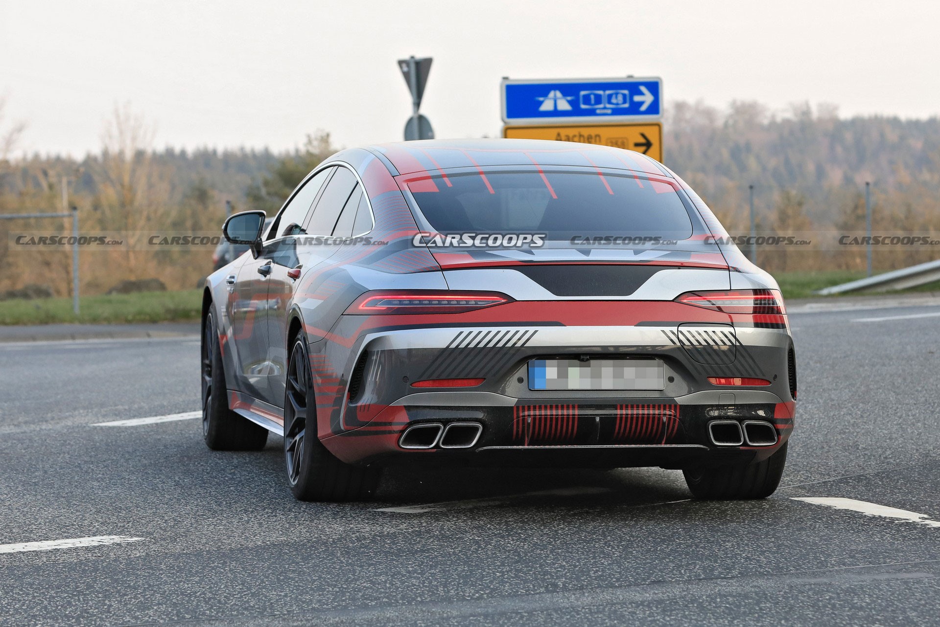 梅赛德斯-AMG GT 73四门毫不掩饰，清晰展示充电口