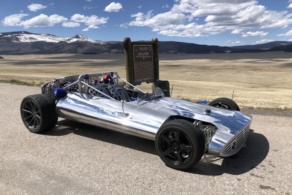 轻型铝制赛车“露露”在热车中进入了传奇的决赛