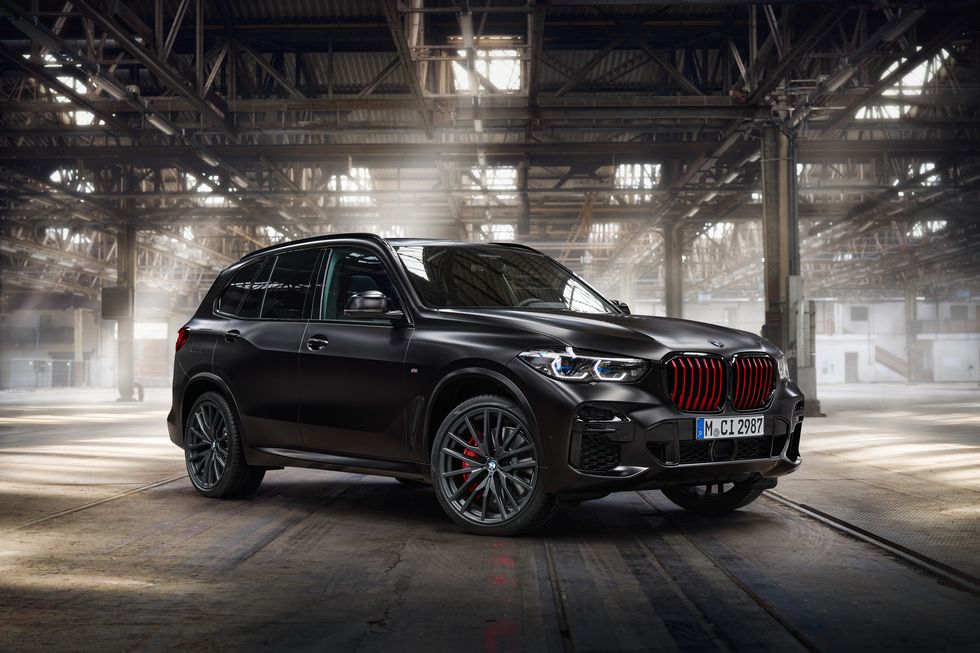 2022 款 BMW X5 Black Vermilion Edition 是一款装载、涂黑、独家 xDrive40i 