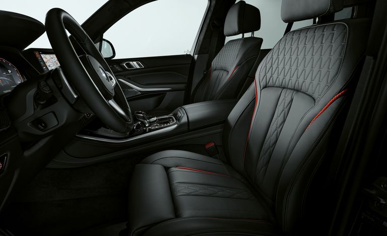 2022 款 BMW X5 Black Vermilion Edition 是一款装载、涂黑、独家 xDrive40i