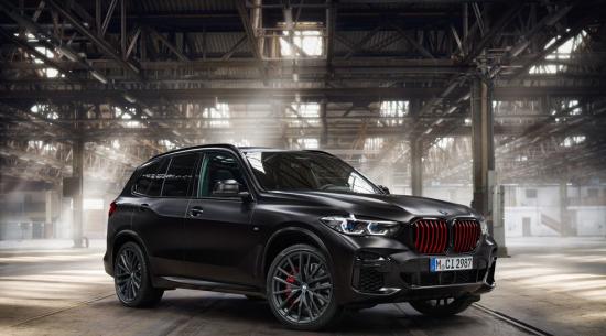 2022 款 BMW X5 Black Vermilion Edition 是一款装载、涂黑、独家 xDrive40i