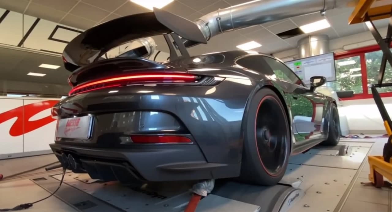 在Dyno测试时聆听2021年保时捷 911 GT3 的尖叫声