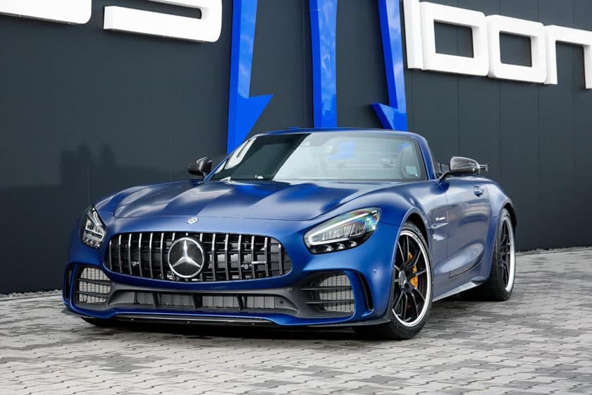 这款880马力的梅赛德斯 AMG GT R 敞篷跑车让黑​​色系列看起来很温顺