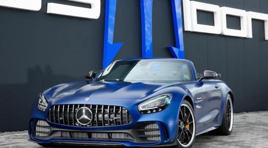 这款880马力的梅赛德斯 AMG GT R 敞篷跑车让黑​​色系列看起来很温顺