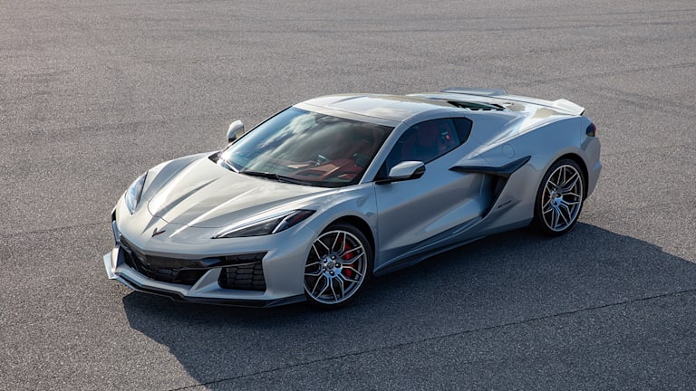 2023 年雪佛兰 Corvette E-Ray Hybrid 与 Z06 的测试