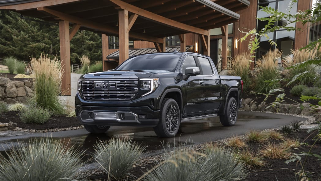 2022 年 GMC Sierra 进行了大修内饰、新的 Denali Ultimate 和 AT4X