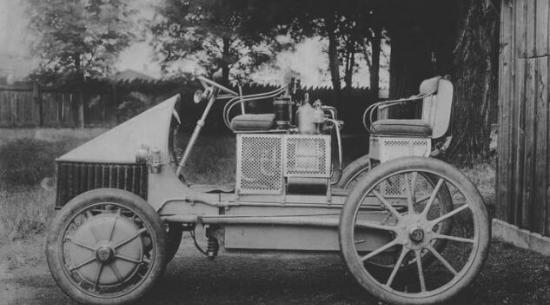 费迪南德·保时捷与他的1900混合动力车比他的时代领先100年