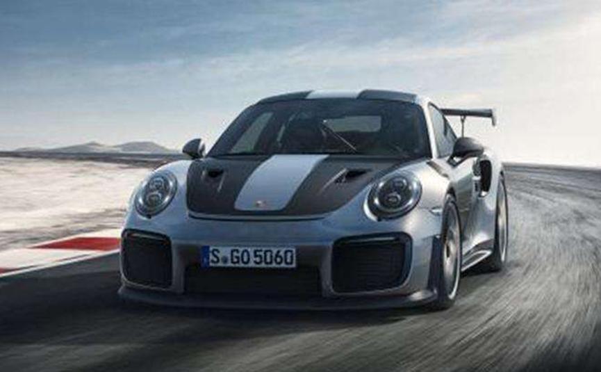 ​让一辆保时捷911 GT3在赛道上行驶看起来很有趣
