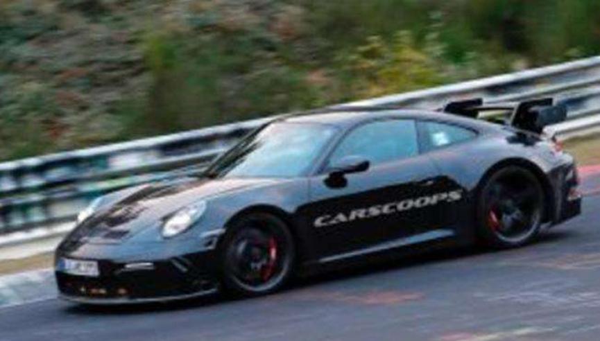 ​让一辆保时捷911 GT3在赛道上行驶看起来很有趣