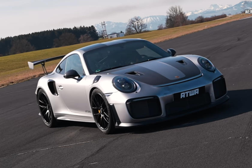加速赛:保时捷911 GT2 RS vs兰博基尼Aventador SVJ