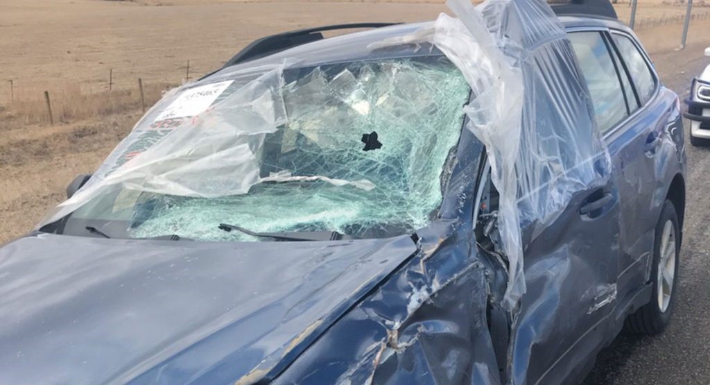 斯巴鲁驾驶员看着挡风玻璃破裂穿越了几个州