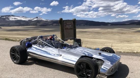 轻型铝制赛车“露露”在热车中进入了传奇的决赛