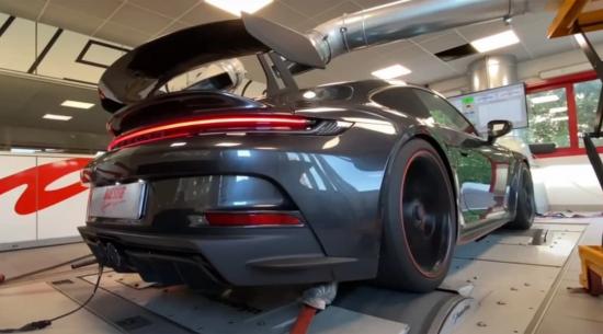 在Dyno测试时聆听2021年保时捷 911 GT3 的尖叫声